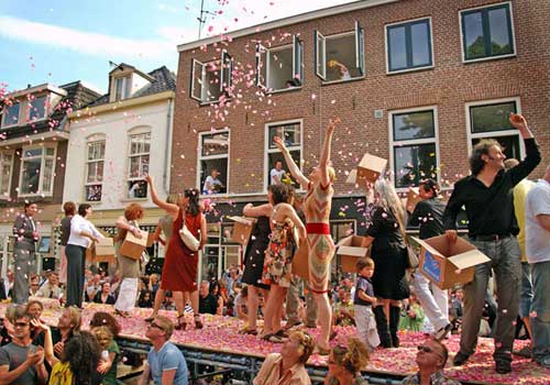 De Arnhemse jeanstycoon Jan Peters, eigenaar van de Scoreketen, en de Amsterdamse couturier Paul Schulten verrichtten de officiële start.