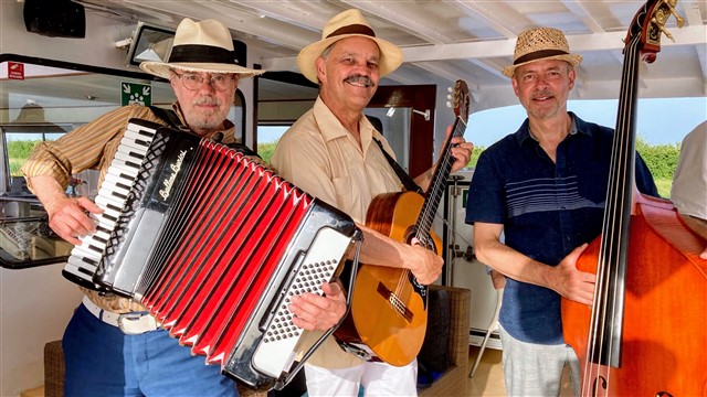 Cafe Bellevue band met accordeon en gitaar Cafe Bellevue band met accordeon en gitaar