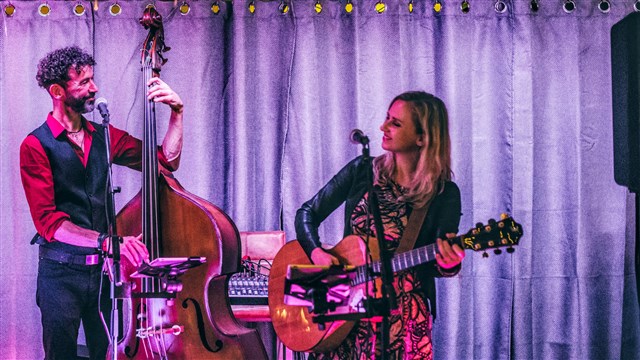 Acoustic Avenue band met viool of violist