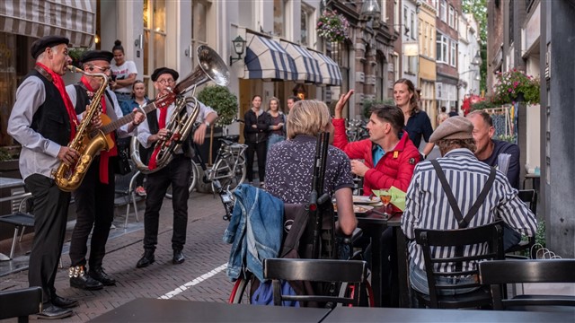 De Fanfare Band Muziek voor een festivalbruiloft De Fanfare Band Muziek voor een festivalbruiloft