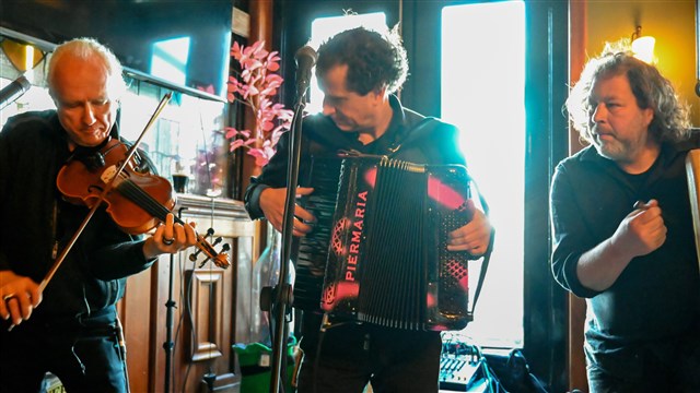 Brogans Bar rondlopende muzikanten Brogans Bar rondlopende muzikanten