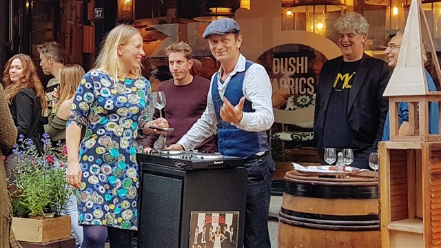De Mobiele DJ muziek voor een buitenlocatie De Mobiele DJ muziek voor een buitenlocatie