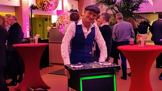 De Mobiele DJ officieel boeken als Gezellig & allround De Mobiele DJ officieel boeken als Gezellig & allround