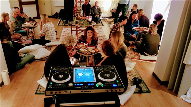 De Mobiele DJ muziek in een winkelcentrum De Mobiele DJ muziek in een winkelcentrum
