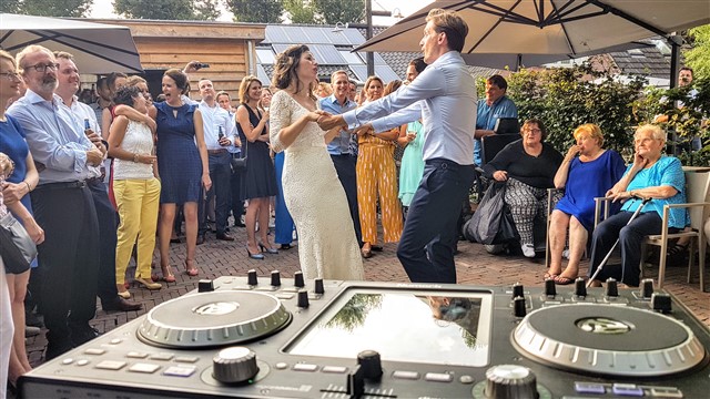 De Mobiele DJ muziek bij een borrel of receptie De Mobiele DJ muziek bij een borrel of receptie