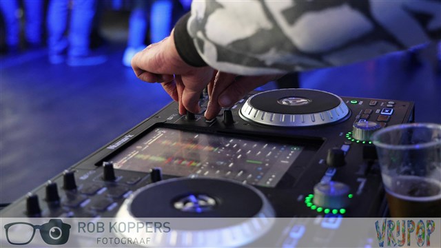 De Mobiele DJ muziek voor feest in festival stijl De Mobiele DJ muziek voor feest in festival stijl