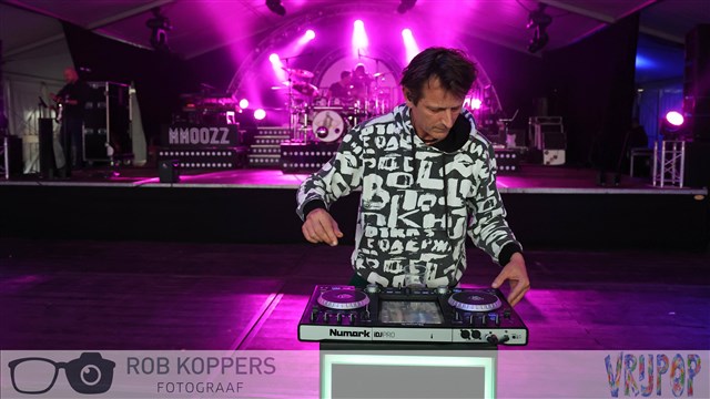 De Mobiele DJ bruiloft muziek in festival stijl De Mobiele DJ bruiloft muziek in festival stijl