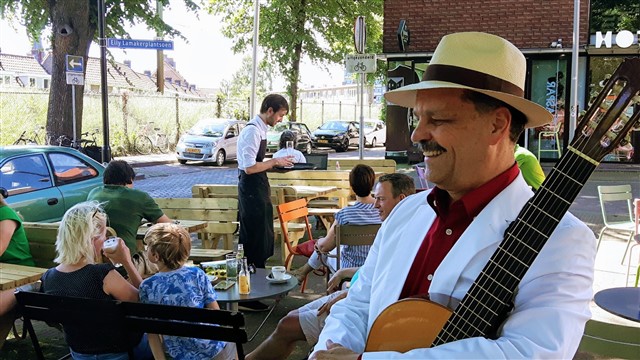 Zanger Gitarist Ricco akoestische achtergrondmuziek