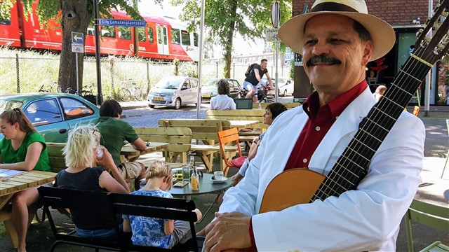 Zanger Gitarist Ricco officieel boeken als Troubadour ricco