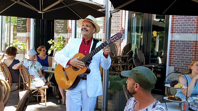 Zanger Gitarist Ricco mariachi