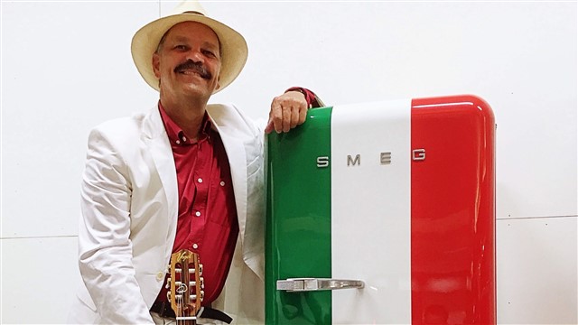 Zanger Gitarist Ricco band met latin invloeden