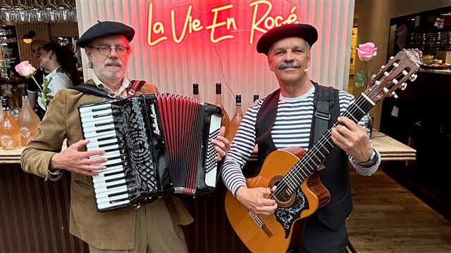 Zanger Gitarist Ricco rondlopende muzikanten