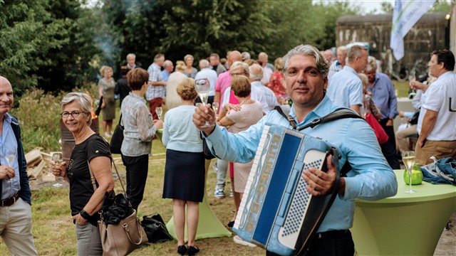 Zanger Accordeonist Antonio muziek voor een festivalbruiloft Zanger Accordeonist Antonio muziek voor een festivalbruiloft