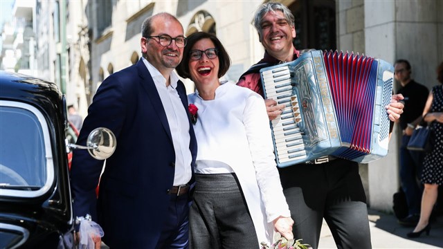 Zanger Accordeonist Antonio live muziek in een natuurgebied Zanger Accordeonist Antonio live muziek in een natuurgebied