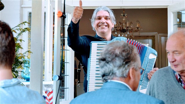 Zanger Accordeonist Antonio muziek voor feest in festival stijl Zanger Accordeonist Antonio muziek voor feest in festival stijl
