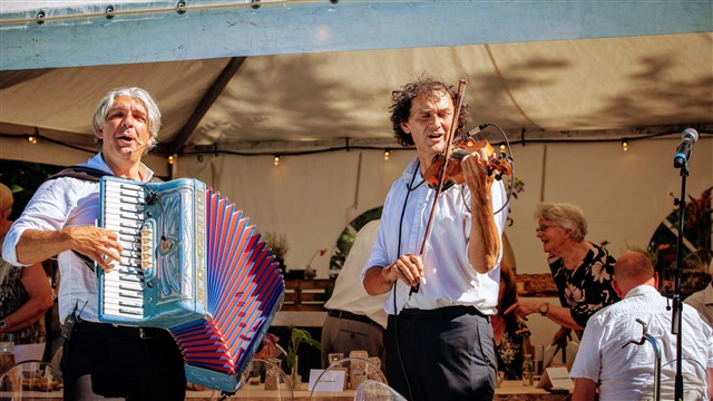 Zanger Accordeonist Antonio muziek voor een vintage festival Zanger Accordeonist Antonio muziek voor een vintage festival