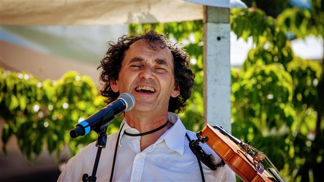 Zanger Accordeonist Antonio vrolijke achtergrondmuziek Zanger Accordeonist Antonio vrolijke achtergrondmuziek