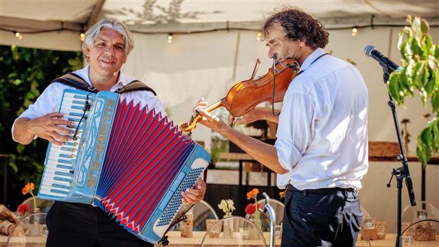 Zanger Accordeonist Antonio muziek voor een festival wedding festival bruiloft Zanger Accordeonist Antonio muziek voor een festival wedding festival bruiloft