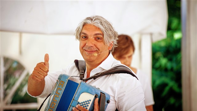 Zanger Accordeonist Antonio live muziek in een natuurgebied actfoto Zanger Accordeonist Antonio live muziek in een natuurgebied actfoto