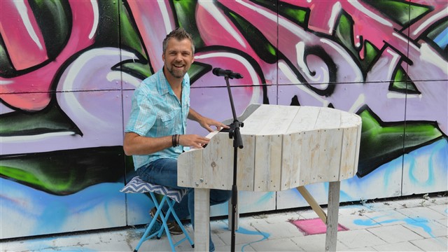 Zanger Pianist Mr Blue Eyes officieel boeken als Vrolijke piano entertainer Zanger Pianist Mr Blue Eyes officieel boeken als Vrolijke piano entertainer