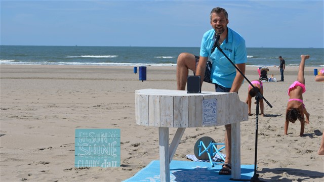 Zanger Pianist Mr Blue Eyes muziek in een stiltegebied Zanger Pianist Mr Blue Eyes muziek in een stiltegebied