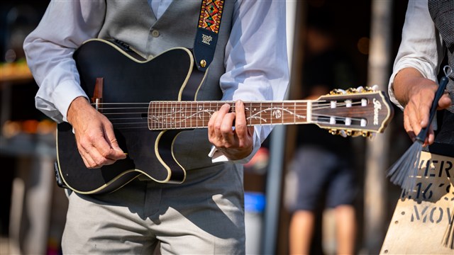 B-Bops rondlopende muzikanten actfoto