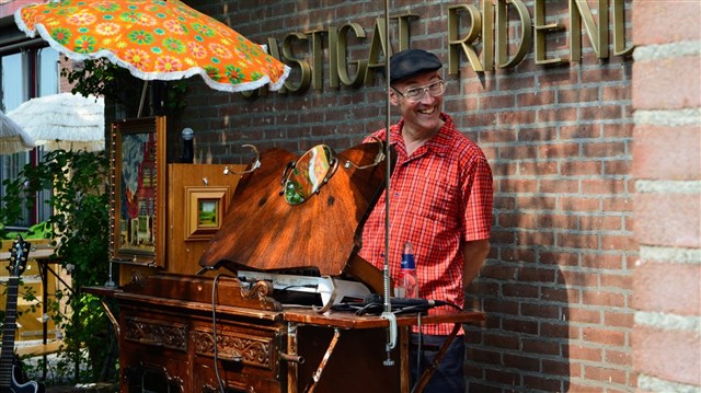 De Vintage DJ gezellig muzikaal trio De Vintage DJ gezellig muzikaal trio