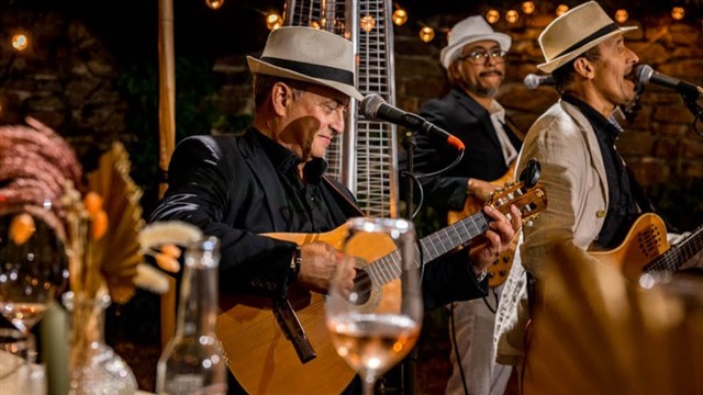 Amigos Latinos muziek in een stiltegebied actfoto Amigos Latinos muziek in een stiltegebied actfoto