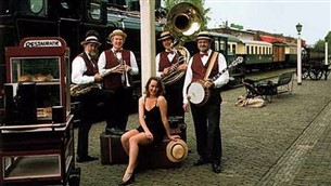 Looporkest Streetparade - Watermolen De Singraven Denekamp voor feest, bruiloft en evenement