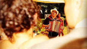 Latin Accordeonist Osorio - Welkom bij Muziekburo.nl voor feest, bruiloft en evenement